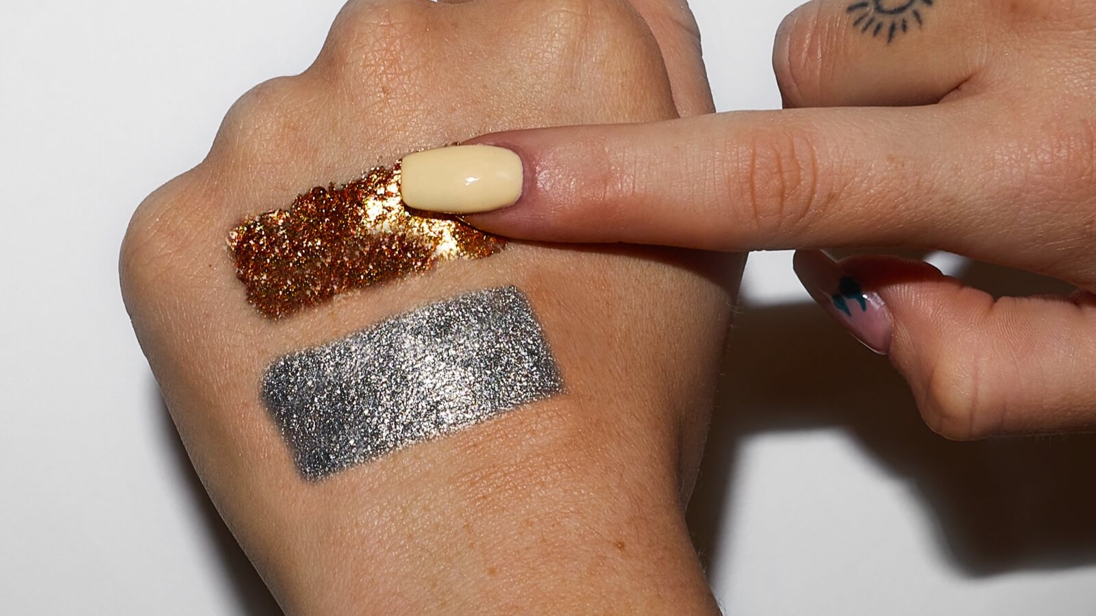 Learn How to Apply Glitter Eyeshadow Like a Pro for a Long-lasting  Glamorous Look.(2)