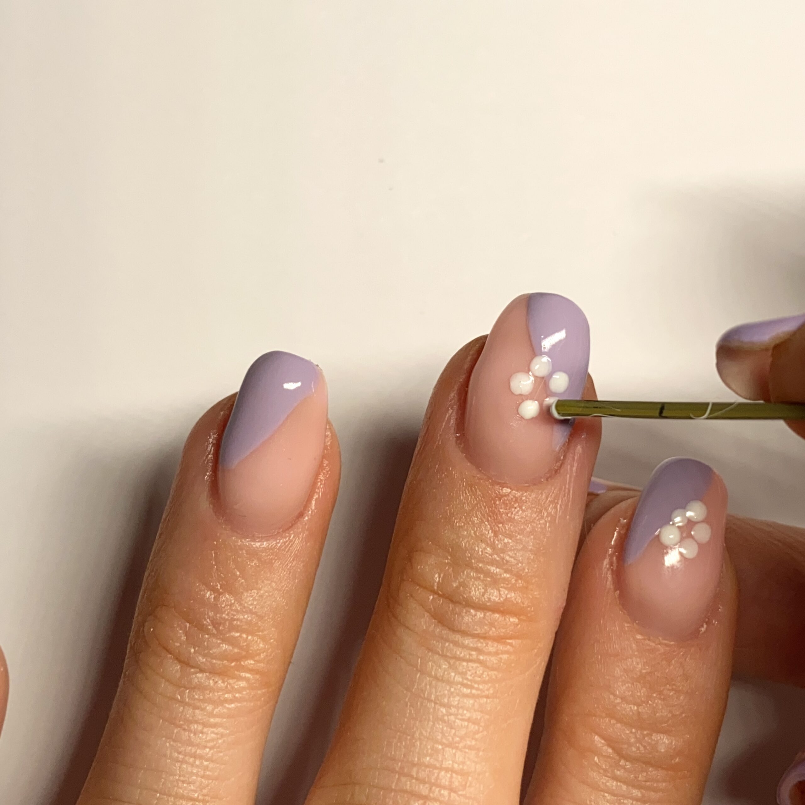 Bạn muốn thực hiện những kiểu nail art màu pastel tại nhà? Không cần đến salon, bạn có thể tự tay làm đẹp móng tay của mình với hướng dẫn đơn giản từ Beauty Bay Edited. Không chỉ dừng lại ở màu pastel, bạn còn có thể thực hiện nhiều kiểu nail art khác nhau với những màu sắc và chất liệu khác nhau. Hãy khám phá ngay!