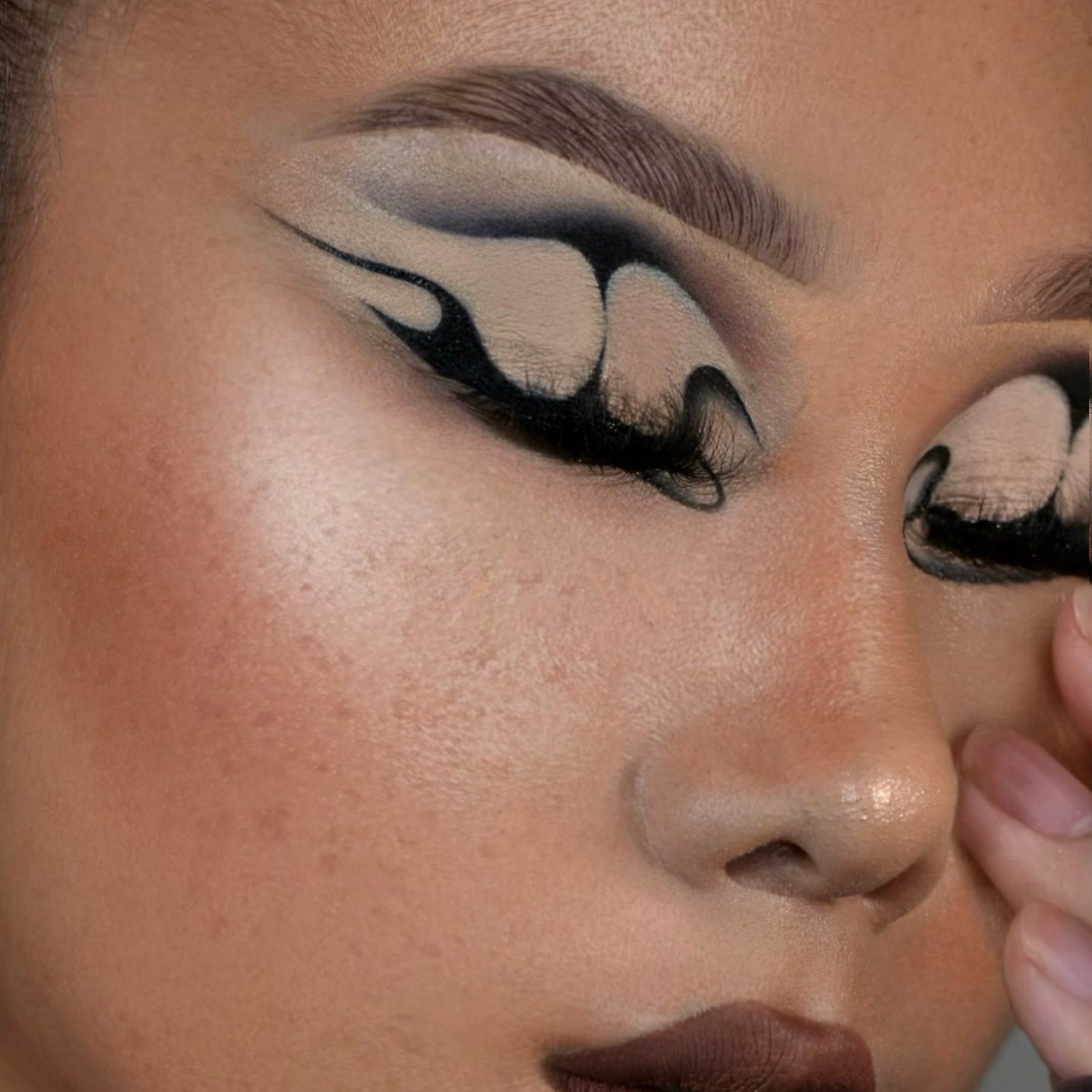 Graphic Liner Look