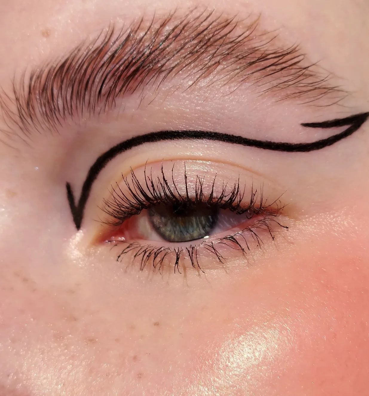 Graphic Liner Is Taking Over Our Feeds, So Here's How To Achieve The Viral  Look