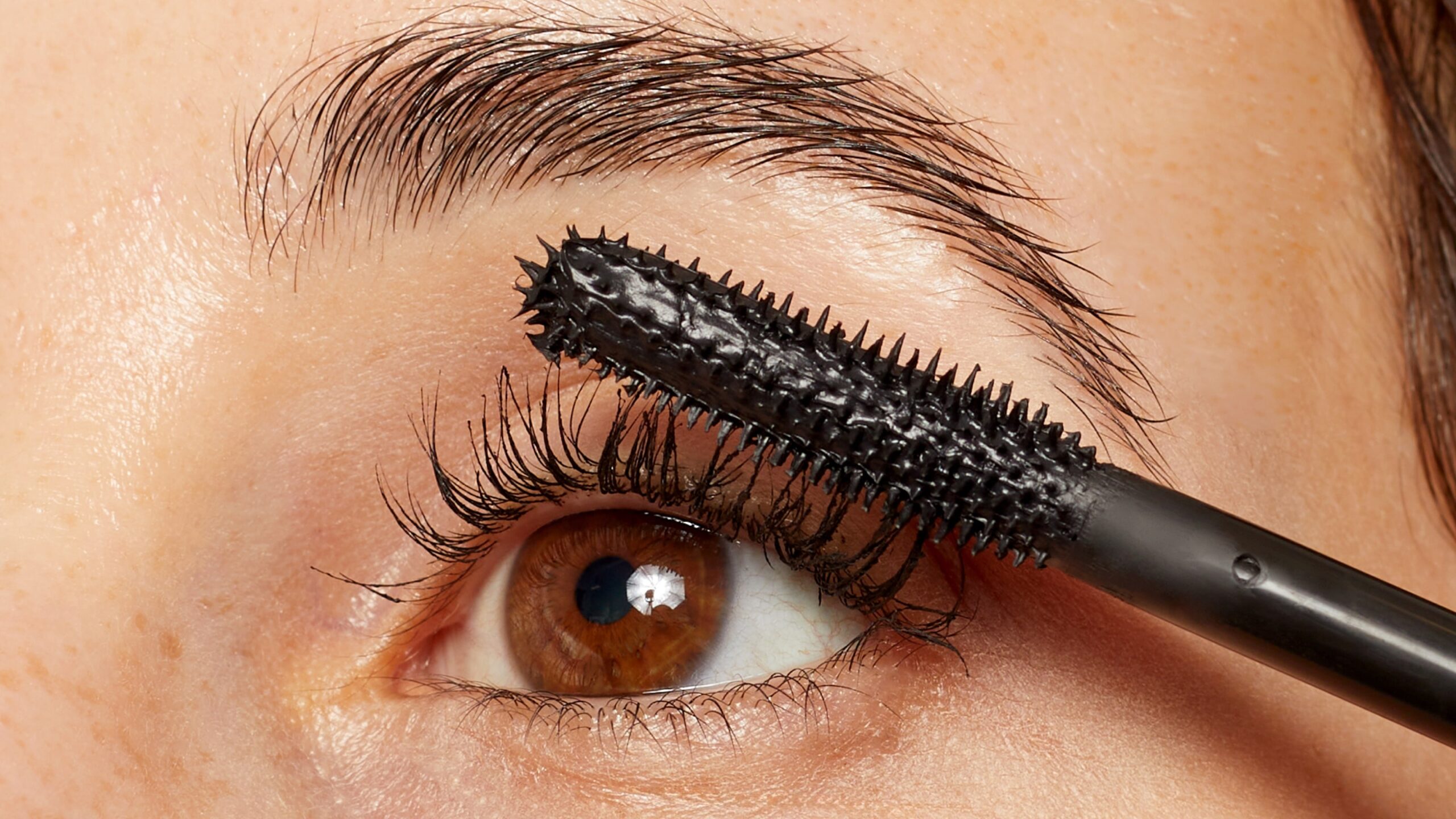 Volumising mascara being applied to eyelashes to make lashes look fuller
